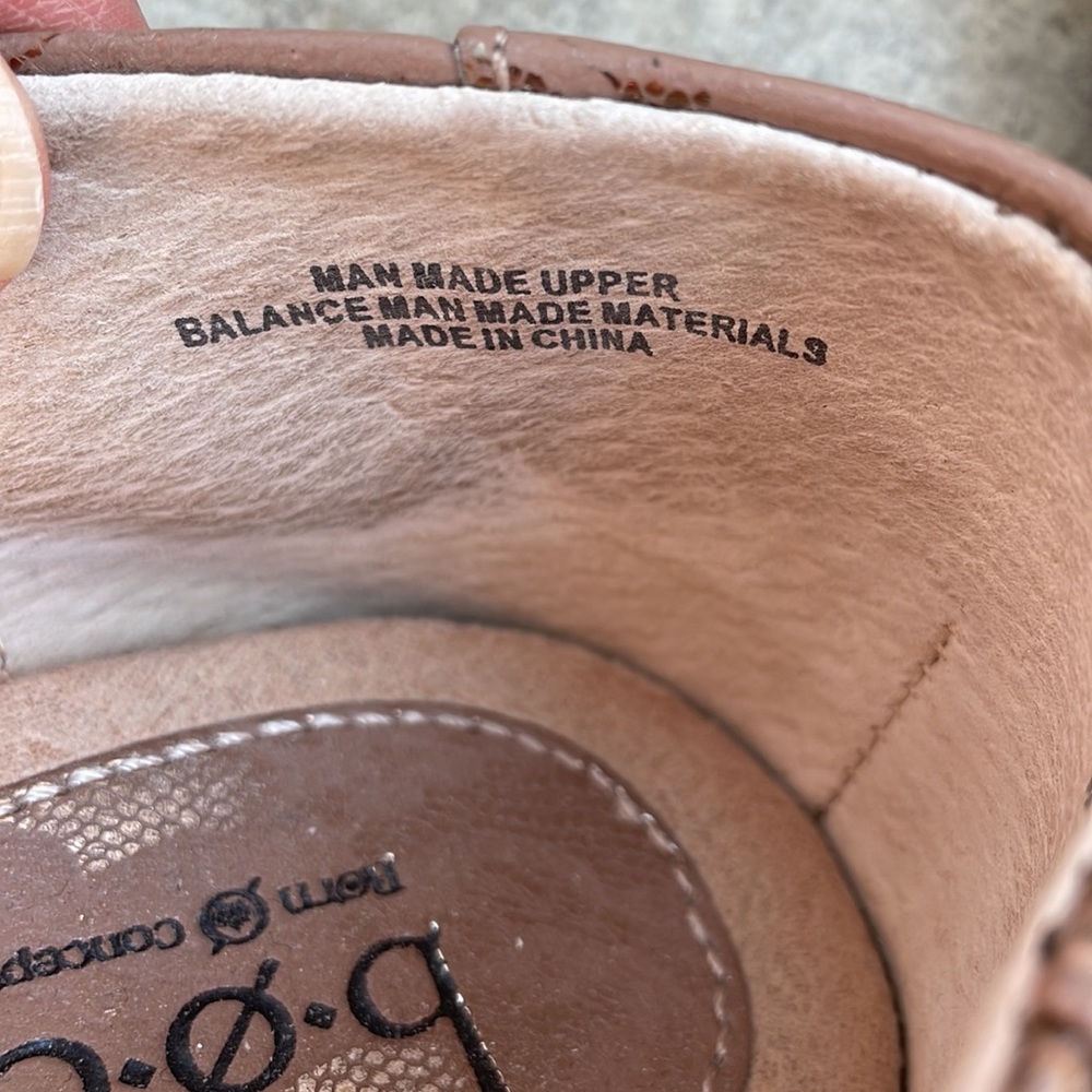 B.O.C. Born Concept Tan and Gold Flats - Picture 4 of 7